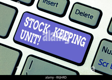 Texte visible Unité de gestion des stocks. Produit photo conceptuelle et code d'identification de service ou produit magasin touche clavier Intention de créer compu Banque D'Images