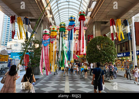 Banderolles (takekazari ou fukinagashi) dans une galerie marchande au cours de Sendai Tanabata Matsuri (Festival) à Sendai, Miyagi, Japon Banque D'Images