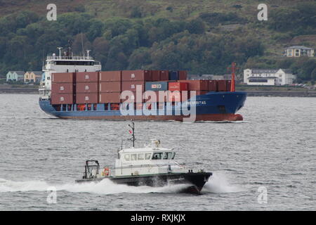 Le bateau-pilote de l'amirauté Clyde SD Esprit et le porte-conteneurs RMS Veritas, passant Gourock dans le Firth of Clyde. Banque D'Images