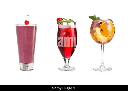 Une variété de boissons alcoolisées, des boissons et des cocktails sur un fond blanc. Trois des boissons dans des gobelets en verre décoré de petits fruits. Isolées. Banque D'Images