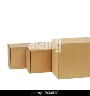 Les boîtes de carton de marchandises sur un fond blanc. Taille différente. Isolé sur fond blanc. Banque D'Images