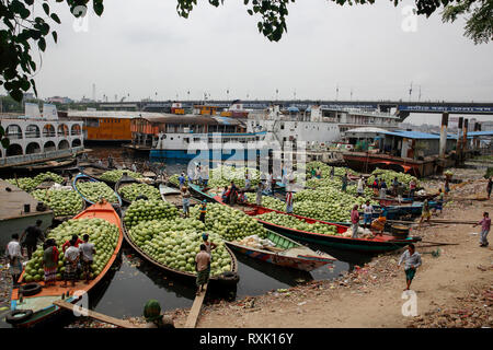 Location de bateaux avec des pastèques ancré les Badamtali Marché Fruit terminal, plus tard que d'habitude, l'augmentation de l'offre. Dhaka, Bangladesh Banque D'Images
