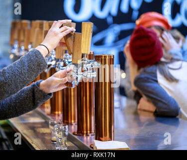 Versant une bière artisanale sur le robinet, le marché de la fourche, à Winnipeg, Manitoba, Canada Banque D'Images