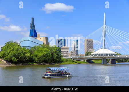 Un tour d'autobus de l'eau bateau sur la rivière Rouge, avec le Musée canadien pour les droits de l'homme, et les toits de Winnipeg, Manitoba, Canada Banque D'Images