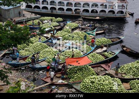 Location de bateaux avec des pastèques ancré les Badamtali Marché Fruit terminal, plus tard que d'habitude, l'augmentation de l'offre. Dhaka, Bangladesh Banque D'Images