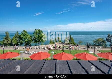 Vue sur le fleuve Saint-Laurent depuis une terrasse de l'hôtel à La Malbaie, Québec, Canada Banque D'Images