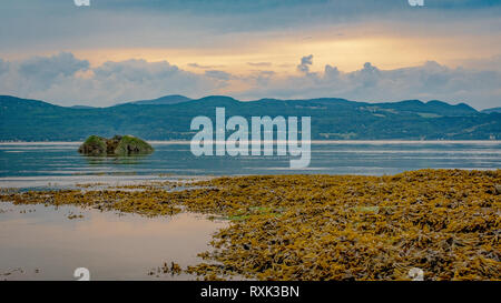 Lumière du soir sur le fleuve Saint-Laurent, à Montréal à l'île aux Coudres de collines, province de Québec, Canada Banque D'Images