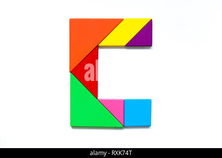 Casse-tête tangram couleur en alphabet anglais c forme sur fond blanc Banque D'Images