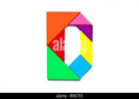 Casse-tête tangram couleur en forme d'alphabet anglais sur fond blanc Banque D'Images