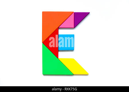 Casse-tête tangram couleur en alphabet anglais e forme sur fond blanc Banque D'Images