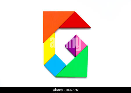 Casse-tête tangram couleur en alphabet anglais g forme sur fond blanc Banque D'Images