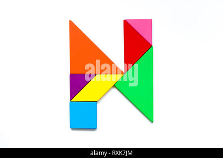 Casse-tête tangram couleur en alphabet anglais n forme sur fond blanc Banque D'Images