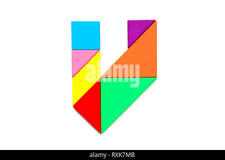 Casse-tête tangram couleur en alphabet anglais v forme sur fond blanc Banque D'Images