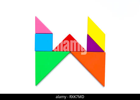 Casse-tête tangram couleur en alphabet anglais w forme sur fond blanc Banque D'Images