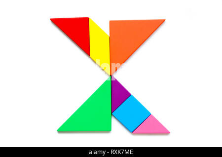 Casse-tête tangram couleur en alphabet anglais x forme sur fond blanc Banque D'Images