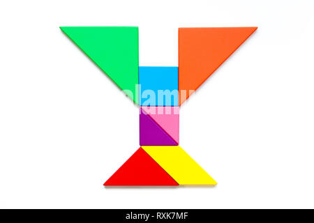 Casse-tête tangram couleur en alphabet anglais y forme sur fond blanc Banque D'Images