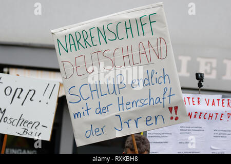 Landau, Allemagne. 9 mars 2019. Un manifestant tient une pancarte qui dit "navire de fous de l'Allemagne. Enfin mettre fin au règne du fou'. Autour de 80 personnes de organisations d'extrême droite ont protesté dans la ville de Landau dans le Palatinat contre le gouvernement allemand et les migrants. Ils ont également adopté le jaune de la veste jaune français mouvement de protestation. Ils ont été confrontés à plusieurs centaines d'anti-fasciste des contre-manifestants de différents partis politiques et d'organisati Crédit : PACIFIC PRESS/Alamy Live News Banque D'Images