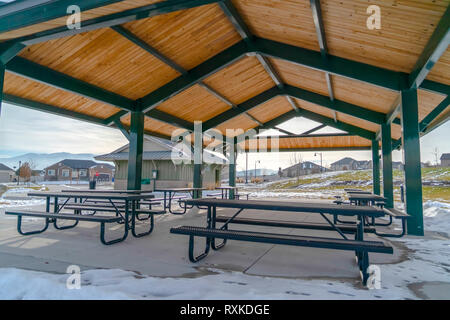 Tables et de sièges à l'intérieur de pavillon à Eagle Mountain Banque D'Images