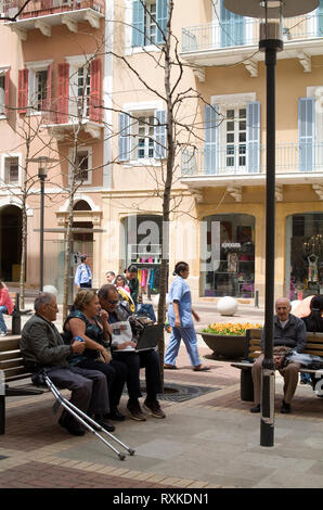 Scène de rue à Saifi Village, un quartier restauré avec faux- bâtiments de style provincial sur l'ancienne Ligne verte de Beyrouth, rempli de boutiques et de la Banque D'Images