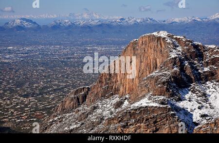 La neige dans les Monts Catalina, regarder sur Tucson, Arizona. Banque D'Images