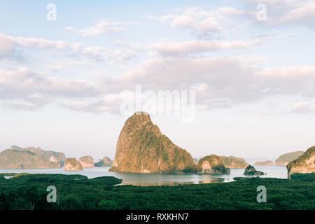 La baie de Phang Nga en Thaïlande Vue d'Sametnangshe Banque D'Images