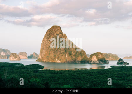 La baie de Phang Nga en Thaïlande Vue d'Sametnangshe Banque D'Images