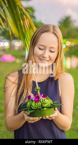 Jeune femme célèbre Loy Krathong, fonctionne sur l'eau. Loy Krathong festival, les gens acheter des fleurs et des bougies à la lumière et flottent sur l'eau pour célébrer Banque D'Images