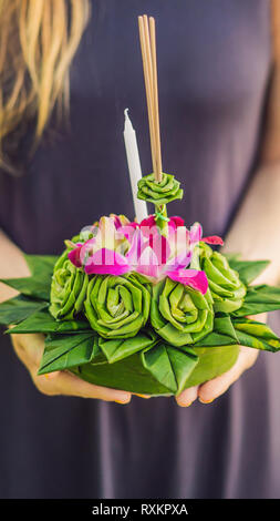 Jeune femme célèbre Loy Krathong, fonctionne sur l'eau. Loy Krathong festival, les gens acheter des fleurs et des bougies à la lumière et flottent sur l'eau pour célébrer Banque D'Images