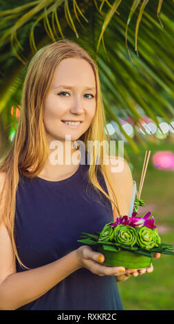 Jeune femme célèbre Loy Krathong, fonctionne sur l'eau. Loy Krathong festival, les gens acheter des fleurs et des bougies à la lumière et flottent sur l'eau pour célébrer Banque D'Images