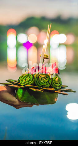 Jeune femme célèbre Loy Krathong, fonctionne sur l'eau. Loy Krathong festival, les gens acheter des fleurs et des bougies à la lumière et flottent sur l'eau pour célébrer Banque D'Images