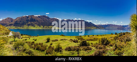 Vue panoramique des photos éclatantes du lac Hawea et montagnes, île du Sud, Nouvelle-Zélande Banque D'Images