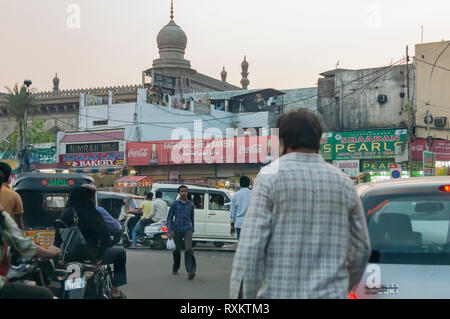 Traversée illégale dans les rues bondées et autour de Charminar, Hyderabad, Inde, Telangana. Les rues sont pleines de toutes sortes de véhicules. Banque D'Images