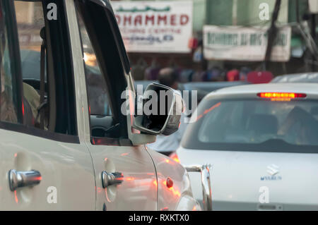 L'extérieur à l'arrière du rétroviseur totalement absent de sa patte de fixation sur un SUV coincé dans le trafic lourd autour de Charminar, Hyderabad, Telangana. Banque D'Images