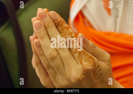 Un caucasian woman tourist prenant ses mains pour montrer le henna mehndi/dessins sur son index gauche. Shilparamam, Hyderabad, Inde, Telangana. Banque D'Images