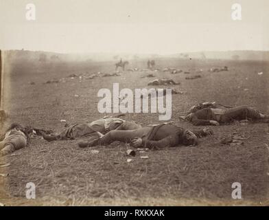 Une récolte de la mort, Gettysburg, Pennsylvanie. Timothy O'Sullivan ; American, né en Irlande, 1840-1882. Date : 1863. Dimensions : 17,3 x 22,4 cm (image/papier) ; 31 x 44,3 cm (page d'album). L'albumine, pl. 36 extrait de l'album 'Gardner's Sketch Book photographique de la guerre, tome 1' (1866). Origine : Etats Unis. Musée : le Chicago Art Institute. Auteur : Timothy O'Sullivan. Timothy H. O'Sullivan. Banque D'Images