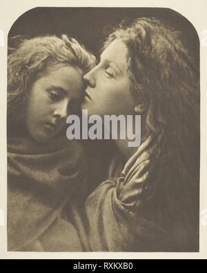 Le baiser de paix. Julia Margaret Cameron ; anglais, 1815-1879. Date : 1869. Dimensions : 21,9 × 17,1 cm (image) ; 38,1 x 28,1 cm (papier). Photogravure, de 'Sun Artistes, Numéro 5' (1890). Origine : Angleterre. Musée : le Chicago Art Institute. Banque D'Images