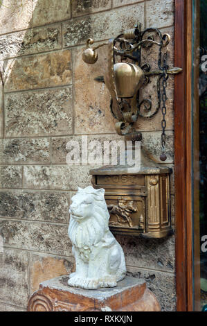 Une antique statue de lion et de boîte aux lettres à la 15e siècle construit Ottoman Koza Han ou marché de la soie à Bursa en Turquie, qui fut un important centre de commerce et de soie Banque D'Images