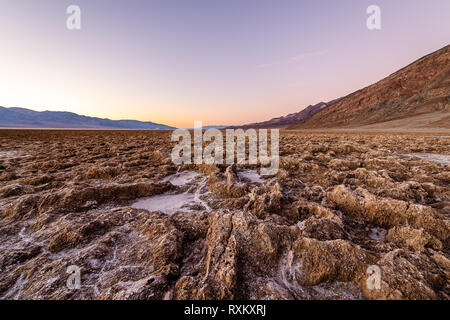 Une soirée dans le bassin de Badwater Banque D'Images