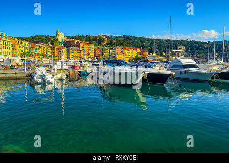 Le port méditerranéen et la ville étonnante avec bateaux de luxe. Cher les yachts et les bâtiments méditerranéens colorés, Santa Margherita Ligure, Ligurie, Banque D'Images