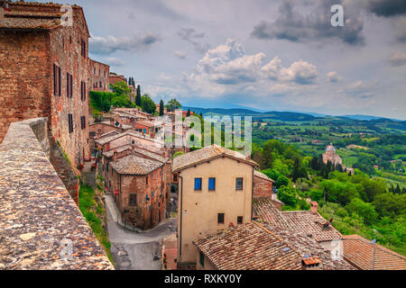 Situation touristique célèbre et voyage. Paysage vu de la Toscane à couper le souffle les murs de Montepulciano, Italie, Europe Banque D'Images