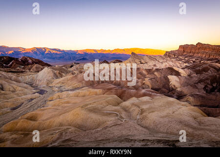 Zabriskie Point au lever du soleil Banque D'Images