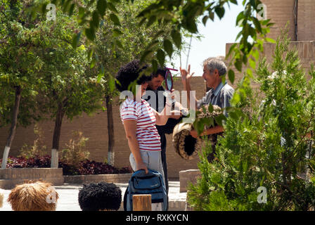 Les touristes s'habillant d'avoir leurs photos prises dans la région de Khiva. Fondée au 6ème siècle, Khiva est une belle ville préservée dans l'Kyzylkum entre Banque D'Images