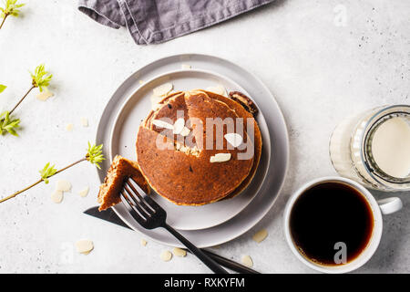 Crêpes au chocolat farcies sur une plaque gris avec du café pour le petit-déjeuner. Banque D'Images