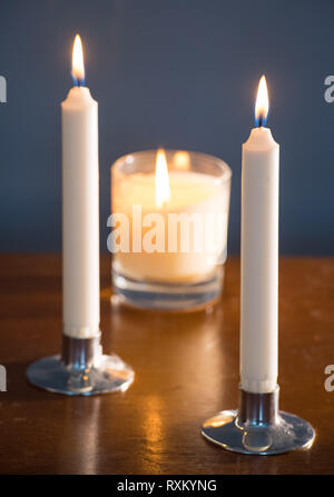 À l'embargo Lundi 11 mars 0001 les chandelles. Les ventes de bougies ont bondi d'un tiers au cours de l'année écoulée au milieu de l'augmentation du nombre de distributeurs, de nouvelles recherches suggèrent. Banque D'Images