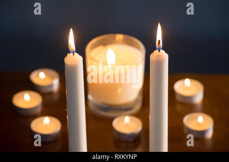 À l'embargo Lundi 11 mars 0001 les chandelles. Les ventes de bougies ont bondi d'un tiers au cours de l'année écoulée au milieu de l'augmentation du nombre de distributeurs, de nouvelles recherches suggèrent. Banque D'Images