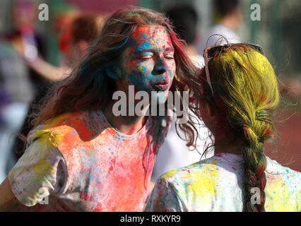 Les gens prennent part à la fête hindoue de Holi, aussi connu comme le "Festival des couleurs" sur Belmont vert à l Université de Dundee organisé par l'université de la société indienne. Banque D'Images