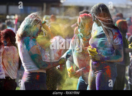 Les gens prennent part à la fête hindoue de Holi, aussi connu comme le "Festival des couleurs" sur Belmont vert à l Université de Dundee organisé par l'université de la société indienne. Banque D'Images