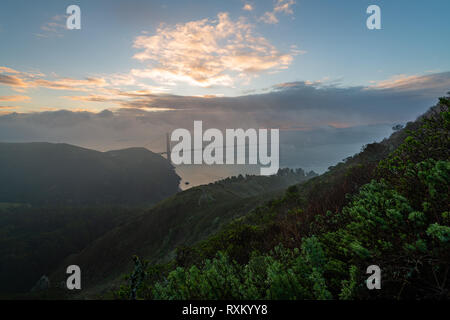 Lever du soleil depuis le Marin Headlands Banque D'Images