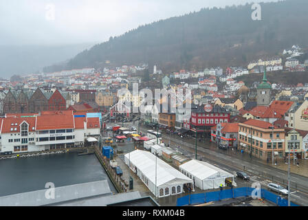 Regardant vers le bas sur le marché aux poissons de Bergen City sur un jour brumeux, humide, avec des gens se pressant autour de faire là Samedi shopping. Bergen, Norvège. Banque D'Images