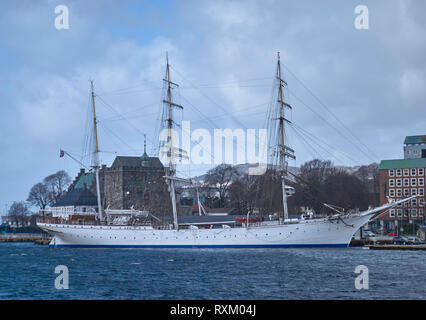 La Marine royale norvégienne la Barque Formation Lenmukl Statsraad, un 3 Masterd Tallship amarré jusqu'en conditions soufflant à Bergen, Norvège. Banque D'Images